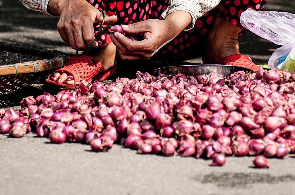 Photo of shallots on the ground as an example of nutritional benefits of shallots