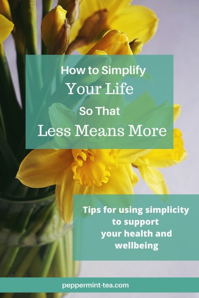 Image of bouquet of daffodils with the title "How to Simplify Your Life so that Less Means More"